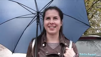 Публичный агент развел русскую девушку на продажный трах в автомобиле