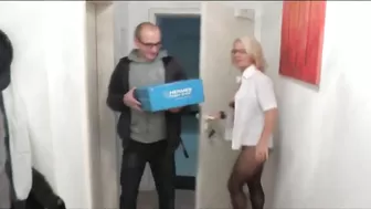 Курьер отъебал белокурую милфу в очках в счет оплаты за доставку