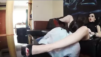 Слуга убирается в доме и лижет киску черноволосой госпожи