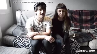 Татуированная брюнетка с волосатой киской трахается перед камерой