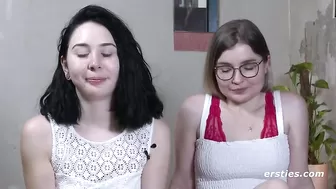 Игривые лесби из колледжа тщательно вылизывают промежности и дрочат крупной игрушкой