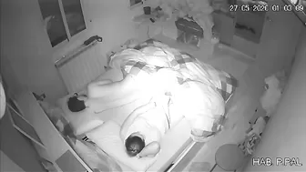 Толстая жена смотрит порно видео и дрочит пизденку в спальне перед спящим муженьком
