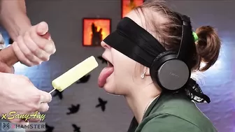 Парень дает укусить мороженное и отсосать свой хуй