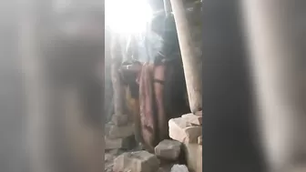 Поставил раком женщину в хлеву и поимел её в вагину